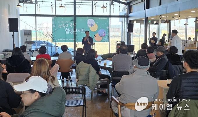 정장선 시장이 행복한 공감 힐링콘서트에 참석한 아파트 공동체 주민들에게 인사말을 하고 있다.