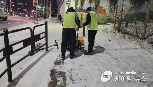 보행로 제설작업 현장 모습