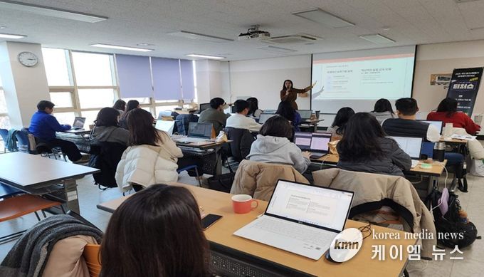 지역 청소년활동가들이 맞춤형 공모 제안서 작성 교육을 받고 있다.
