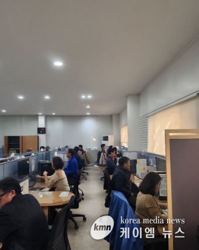 체납조사반 전화 상담 모습