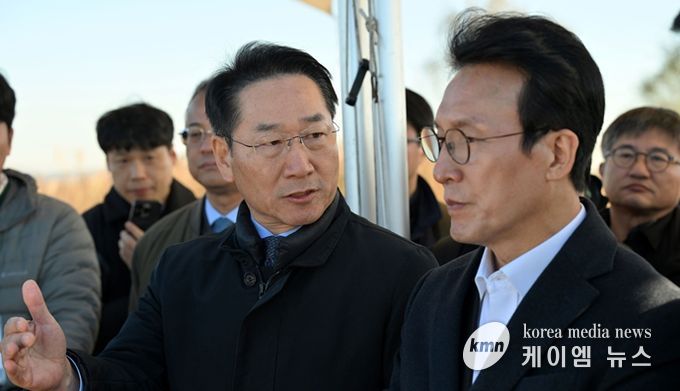 유정복 시장이 지난 11월 21일 수도권매립지에서 김민석 국무총리와 매립 현황과 매립장 사용종료에 따른 활용방안을 점검하고 있다.
