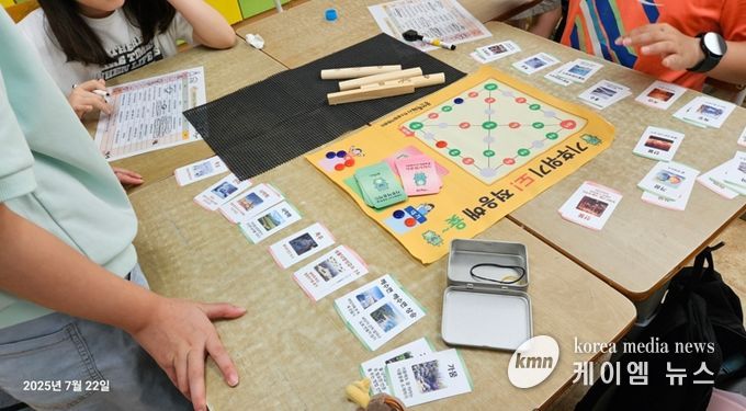 용인특례시 기후변화체험교육센터가 자체 개발한 교구 '기후위기도 적응해 윷