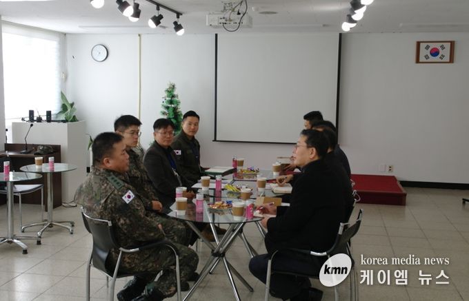 지난 4일 안전환경국장을 비롯한 관계 직원들이 관내 1항공여단을 방문해 여단장 등 부대 관계자와 헬기 소음 저감 조치에 대해 면담을 하고 있다.