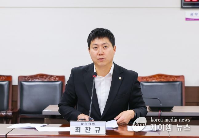 최찬규 의원이 지난달 25일 제300회 제2차 정례회 문화복지위원회에서 자신이 대표 발의한‘안산시 무장애 도시 조성 조례안’에 대해 설명하고 있다.