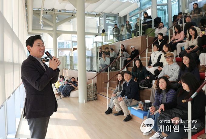 이상일 용인특례시장이 7일 SERI PAK with 용인에서 열린 박세리 전 감독의 토크콘서트에 참석해 인사말을 하고 있다.