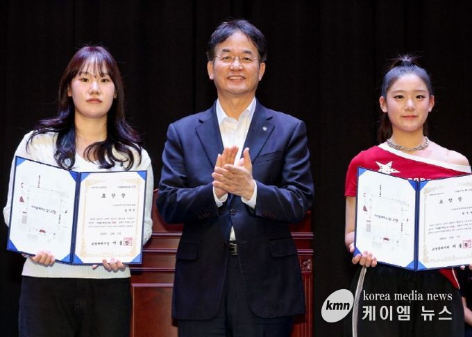 이동환 고양시장과 모범 청소년 치어리더 표창장 수상 기념촬영