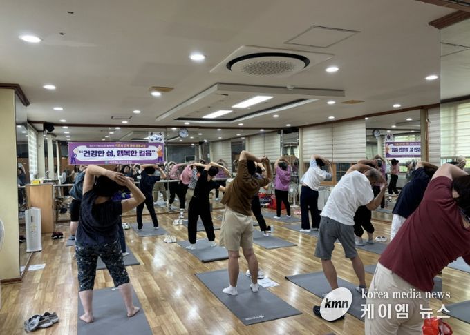 어르신들이 2025년 ‘건강한 삶, 행복한 걸음’프로그램에 참여해 스트레칭을 하고 있다.
