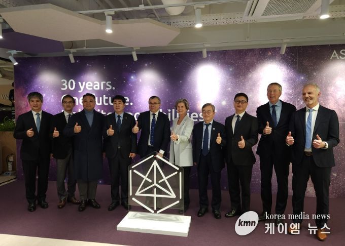 조승문 화성특례시 제2부시장이 히쳄 엠사드 ASM CEO, 이영석 ASM 코리아 대표 등 주요 내빈들과 기념촬영을 하고 있다