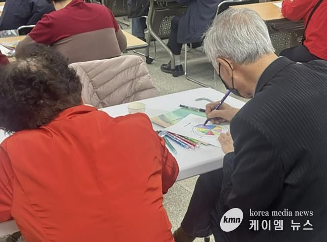 웰다잉교육에 참여한 시민이 내 삶을 돌아보는 노트를 작성 중이다