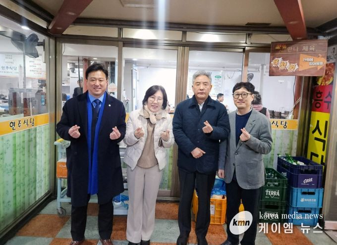 군포시의회 의원들은 9일 ‘군포시 착한가격업소’ 이용 활성화를 위해 산본로데오거리 내 현주식당을 찾아 점심을 했다.