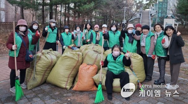 광명시 소하1동 새마을지도자협의회와 새마을부녀회는 지난 8일 주민의 안전과 쾌적한 보행 환경 조성을 위해 구름산초등학교 후문과 운산고등학교 등교길 일대에서 환경정화 활동을 진행했다.