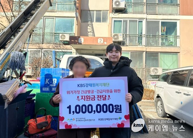 이○○어르신과 경기북부노인보호전문기관 이상윤 주임이 기념사진을 촬영하고 있다.