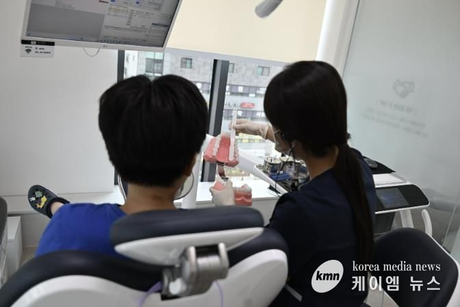 '치과주치의' 성남시 초교 4학년생이 올바른 칫솔질에 관한 설명을 듣고 있다