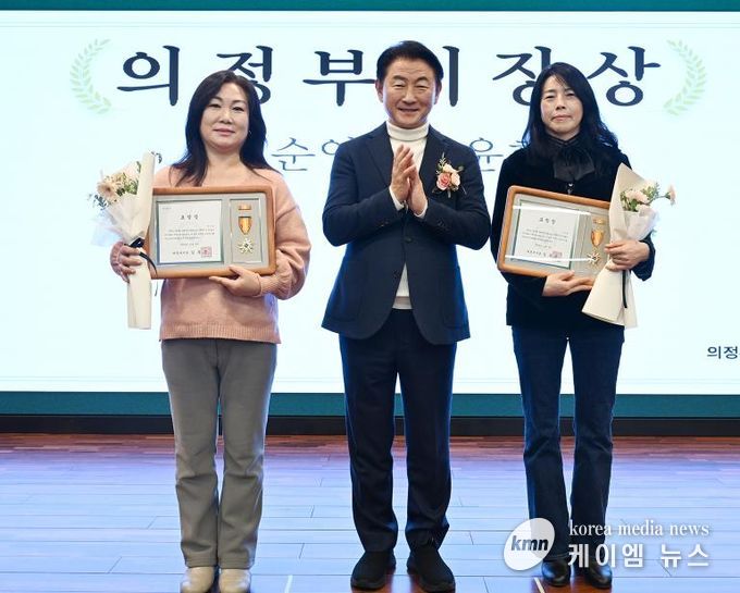 김동근 시장이 12월 9일 의정부시 가족센터의 ‘2025년 아이돌봄 지원사업 성과공유회’에서 우수 아이돌보미들에게 표창장을 수여한 뒤 함께 기념사진을 찍고 있다.