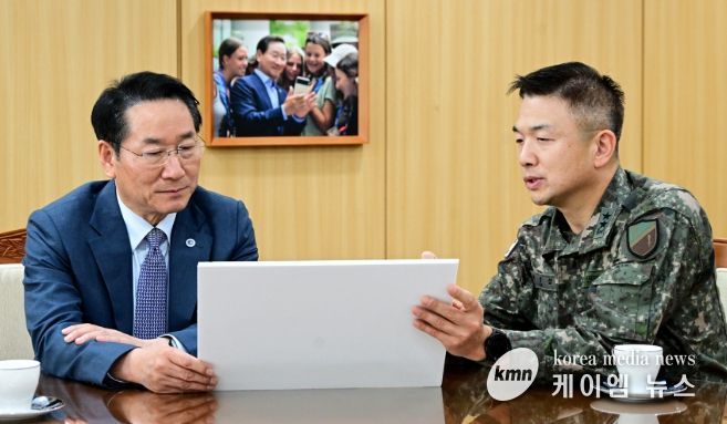 유정복 인천광역시장이 10일 시청 접견실에서 이광섭 육군 제17보병사단장과 인천 안보태세를 점검하고 있다.