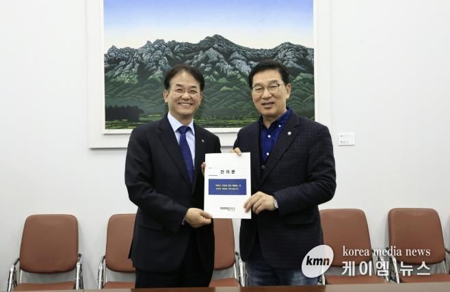 ‘특례시 지원 특별법’제정 건의문 전달 기념촬영_이동환 고양시장(왼쪽), 신정훈 국회 행정안전위원회 위원장(오른쪽)