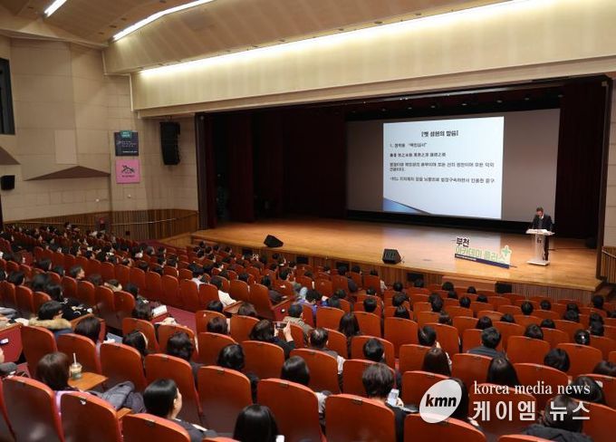 문형배 전 헌법재판관이 시청 어울마당에서 강연하고 있다.