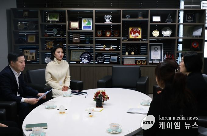 인천항만공사 이경규 사장이 한국백혈병소아암협회 경인지회 이주영 사무국장과 기부 관련 논의를 하고 있다