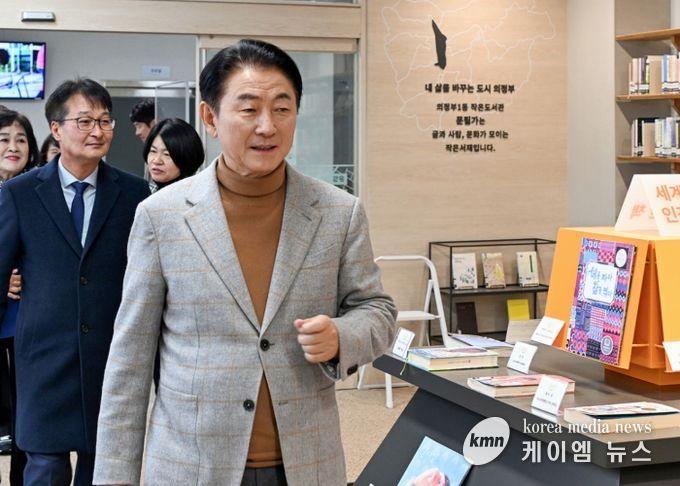 김동근 시장이 12월 11일 의정부1동 주민센터 1층에 마련된 주민 공유공간을 둘러보고 있다.