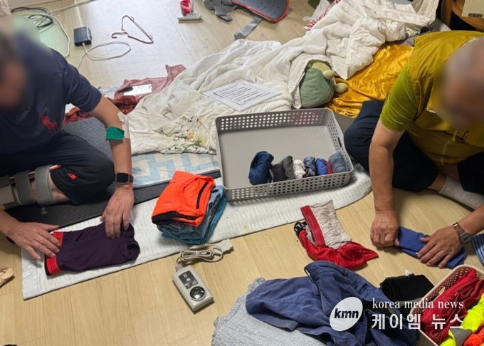 옷을 개고 있는 정리수납 봉사단