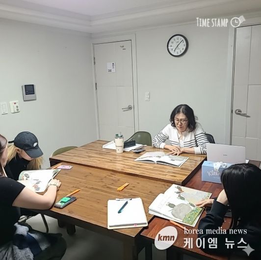 청소년들이 청소년쉼터 독서 심리 프로그램 수업을 듣고 있다.