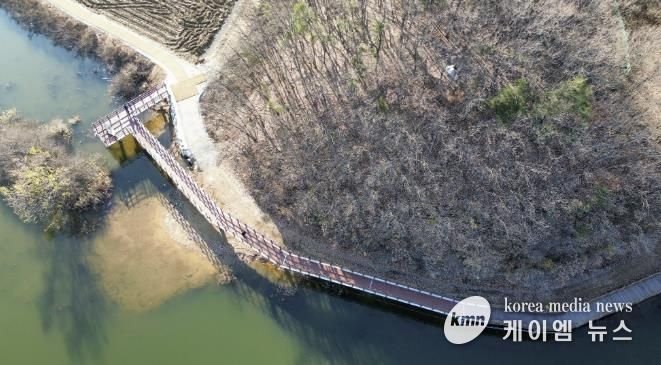 용인특례시가 처인구 이동읍에 있는 이동저수지 둘레길 단절 구간 연결공사를 마무리했다.