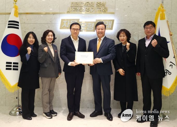 김성제 시장이 임태희 교육감에게 의왕교육지원청 신설 신속 추진 건의문을 전달하고 있다.