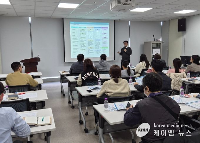12월 11일, 한국지역정보개발원 전문 강사가 세외수입(일반회계) 부과 담당자 및 팀장을 대상으로 2025년 세외수입 추가 실무교육을 실시하고 있다.