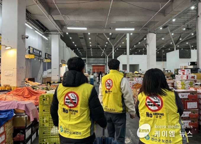 단속반이 수원시농수산물도매시장에서 흡연 행위를 단속하고 있다.
