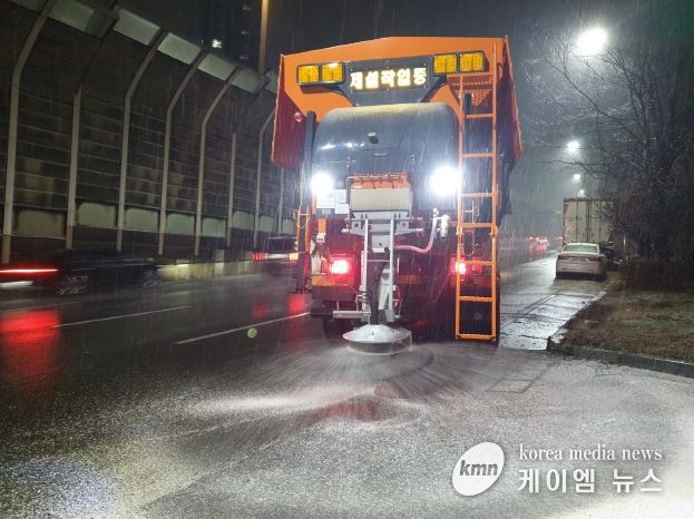 수원시가 13일 저녁 제설차량을 운행하며 제설제를 살포하고 있다.