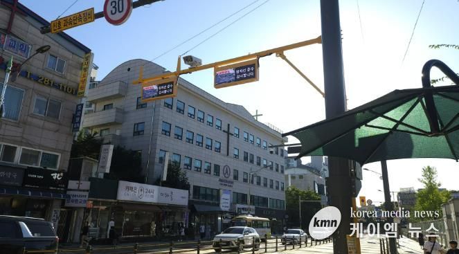기흥구는 어린이보호구역 내에 ‘정지선 위반 알리미’와 ‘우회전 감응 시스템’을 도입했다
