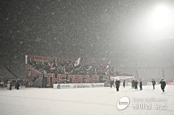 이달 4일, 부천FC1995의 승강 PO 1차전이 폭설로 연기된 후에도 헤르메스가 자리를 지키며 응원하고 있다.