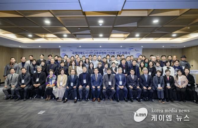 지난 1월 열린 ‘수원시 국제자매도시 시민교류위원회 신년회·신규 위촉식’에서 이재준 수원시장(앞줄 왼쪽 8번째)과 위원들이 함께하고 있다.