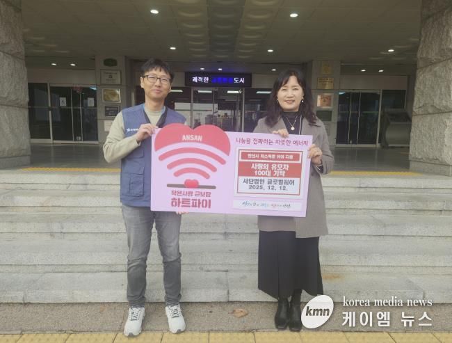 이경숙 복지정책과장(오른쪽)이 12일 (사)글로벌쉐어 관계자로부터 휴대용 유모차 100개(약 2,500만 원 상당)를 기탁받고 기념촬영을 하고 있다.