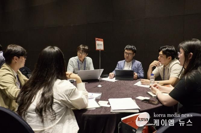 지난 6월 열린 커넥트 데이 행사에서 참여대학 및 기업 관계자들이 기술 이전 상담을 하고 있다