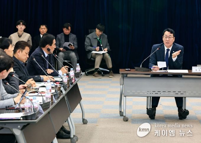 정명근 화성특례시장이 재생엔지 공급 기반 확대 및 데이터센터 전력 수급 안정성 확보 방안에 대하여 전문가들과 종합 토론을 하고 있다