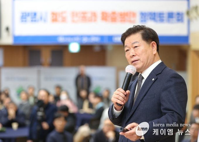 박승원 광명시장이 15일 오후 시청 대회의실에서 열린 '광명시 철도 인프라 확충방안 정책토론회'에 참석해 발제하고 있다.