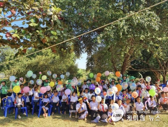 라오스 비엔티안 쌍텅구 쌈판나마을에서 현지 초등학생들과 함께 풍선아트 놀이 프로그램을 진행하는 모습