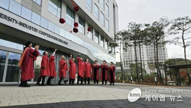 용인특례시와 울산과학기술원이 공동 운영하는 '반도체 최고위과정' 4기 수료식이 12일 열렸다