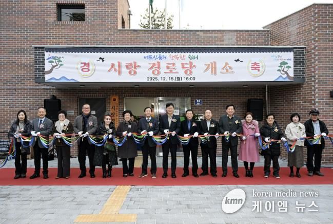 이민근 안산시장(가운데)이 15일 상록구 부곡동 시랑경로당 개소식에서 참석자들과 함께 테이프 커팅을 진행하고 있다