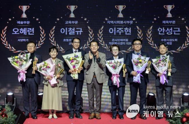 이재준 수원시장(가운데)과 수원시 문화상 수상자들이 함께하고 있다. 이주현 온시민 매여울자원봉사센터 대표(오른쪽부터) 안성근 수원시 검도회 회장, 최윤정 중부일보 대표이사, 이재준 시장, 이철규 효동초등학교 교장, 오혜련 서양화가, 김경환 성균관대학교 글로벌창업대학원 원장.