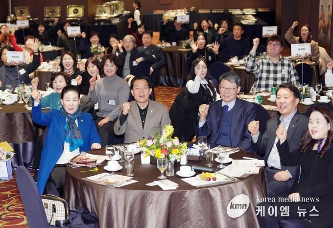 이재준 수원시장(가운데)과 참석자들이 함께하고 있다.