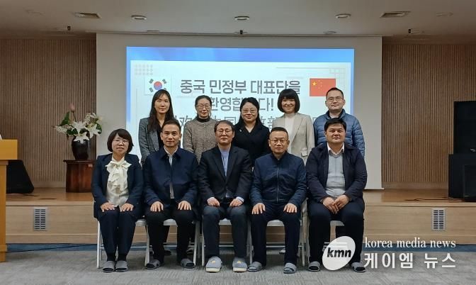 수원시를 방문한 중국 민정부 대표단이 기념촬영을 하고 있다.