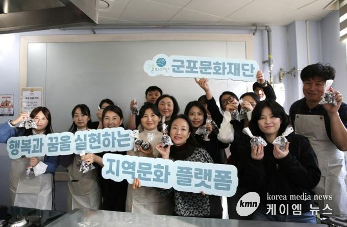 군포문화재단, 따뜻한 마음 전하다...군포시늘푸른노인복지관에 머핀 1천개 전달