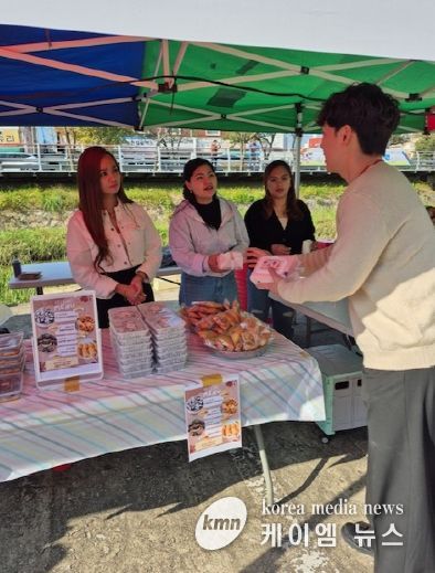 (홍성군, 해외유입·신종 감염병 유입 차단 결실 맺었다)_외국인 대상 홍보.