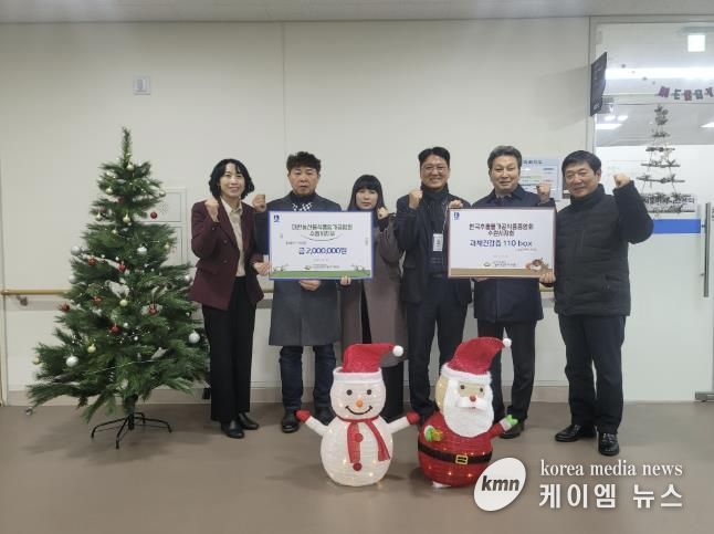 전달식 후 한국추출가공식품업중앙회경기도지부 수원시지회, 대한농산물식품임가공업연합회 수원시지부, 수원시 관계자가 함께하고 있다.