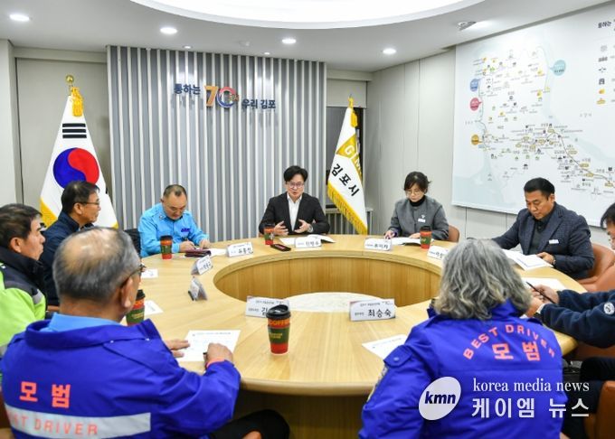 김포시가 16일 김포시청에서 김포시 모범운전자회 임원들과 간담회를 개최했다.