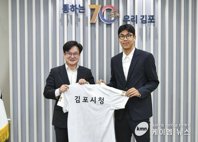 김병수 김포시장이 정현 선수의 김포시 테니스팀 입단을 환영하고 있다.