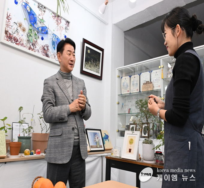 김동근 시장이 12월 17일 ‘빛날화 꽃공방’을 방문해 정인화 작가와 이야기를 나누고 있다.