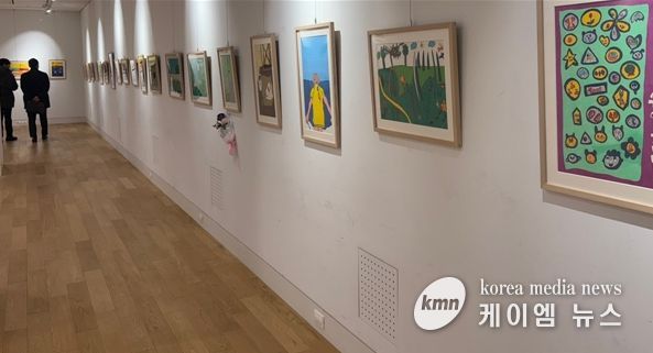 인천장애인종합복지관과 혜원의료재단 세종병원이 함께 준비한 전시회 ‘세종 온(溫) 세상을 그리다: 함께 나누는 희망’이 열린 지난 9일 관람객이 작품을 감상하고 있다.